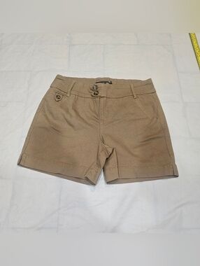 One 5 One Classic Tan Womens Shorts. Sz M